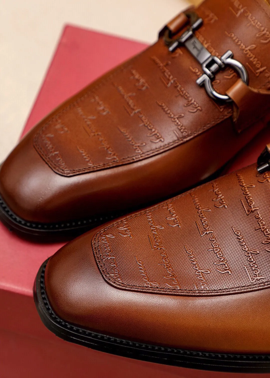 Men's shoes 💰460 💐 Product trademark: Ferragamo "Ferragamo" casual leather shoes Regular size: 38-44 (45.46.47🉑️Customized) Product materials: Selected imported first-layer calfskin embossed upper + luxury hardware buckle, imported water-dyed cow leather lining. Strong three-dimensional visual effect, original outsole color: 2 colors available